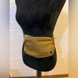 Lululemon Everywhere Belt Bag 1L Golden Sand